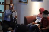 Kepala Kantor Perwakilan Bank Indonesia (BI) Jember Achmad Bunyamin (kiri) memberikan himbauan ke media terkait maraknya kasus penggandaan data kartu ATM di Kantor Perwakilan BI Jember, Jawa Timur, Rabu (21/3). BI menghimbau masyarakat agar tidak panik dalam kasus raibnya saldo nasabah, penggunaan kartu ATM dengan teknologi chip memberikan keamanan lebih bagi nasabah ketimbang kartu strip magnetik dari tindakan penipuan yang menggunakan data nasabah yang tersimpan dalam kartu.Antara Jatim/Seno/zk/18.