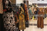 Warga mengamati kain batik yang dipajang di sejumlah stan pada pameran Hinggil Batik Fest 2018 di salah satu pusat perbelanjaan di Surabaya, Jawa Timur, Kamis (1/3). Pameran yang memamerkan berbagai macam batik dan kerajinan dari berbagai daerah itu berlangsung sampai 4 Maret 2018. Antara Jatim/Didik Suhartono/zk/18