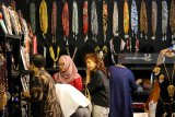 Warga mengamati kain batik yang dipajang di sejumlah stan pada pameran Hinggil Batik Fest 2018 di salah satu pusat perbelanjaan di Surabaya, Jawa Timur, Kamis (1/3). Pameran yang memamerkan berbagai macam batik dan kerajinan dari berbagai daerah itu berlangsung sampai 4 Maret 2018. Antara Jatim/Didik Suhartono/zk/18