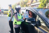 Brosur imbauan kepatuhan berlalu lintas Polres Bukittinggi berbahasa minang