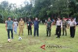 Ketua DPRD Balangan, H Abdul Hadi didampingi Bupati Balangan, H Ansharuddin, saat melakukan tendangan pertama dalam acara kejuaraan sepak bola Bupati Cup 2018, dalam rangka menyambut HUT Balangan ke 15.