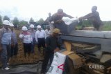 Petani Jagung di Kabupaten Tanah Laut Sangat Terbantu Dengan Adanya Mesin Perontok Jagung, Selasa (6/3).Foto:Antaranews Kalsel/Arianto.
