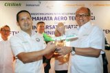 Presdir PT Mahata Aero Teknologi Muhamad Fitriansyah (kedua kiri), secara simbolis menyerahkan replika pesawat kepada Presdir PT Citilink Indonesia Juliandra Nurtjahjo (kanan) usai penandatanganan naskah kerjasama penyediaan fasilitas Wi-Fi di dalam pesawat Citilink di Jakarta, Kamis (8/3). PT Mahata Aero Teknologi (MAT), perusahaan penyedia solusi nirkabel dalam pesawat terbang, bekerjasama dengan Citilink, perusahaan penerbangan, untuk penyediaan layanan In-Flight Wi-Fi Connectivity dengan melibatkan Inmarsat Aviation dan Lufthansa. ANTARA FOTO/Audy Alwi/pras/18.