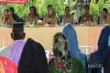 Bupati Batola Hj Noormiliyani AS bersama Sekdakab Batola H Supriyono mengunjungi Desa Jejangkit, Senin (12/3).Foto:Antaranews Kalsel/Arianto.