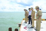 Pjs Bupati Tanah Laut Achmad Sofian didampingi SKPD terkait melakukan kunjungan ke Pelabuhan Laut Swarangan, Kecamatan Jorong,Rabu(14/3).Foto:Antaranews Kalsel/Arianto.