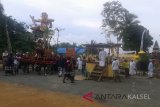 Umat Hindu Desa Tajau Pecah, Kecamatan Batu Ampar, Kabupaten Tanah Laut Mengarak Ogoh-Ogoh Dalam Rangkaian Upacara Keagamaan Menyambut Hari Raya Nyepi 1940 Saka, Jumat (16/3).Foto:Antaranews Kalsel/Arianto.