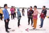 Badan Perencanaan Pembangunan Nasional Meninjau Kelanjutan Pembangunan Pelabuhan Laut Swarangan Jorong, Tanah Laut,Kamis (22/3).Foto:Antaranews Kalsel/Arianto.