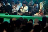Menteri Agama Lukman Hakim Saifuddin (ketiga kanan) didampingi Ulama Ahmad Mustofa Bisri (kedua kanan), Rektor Universitas Islam Sunan Ampel (Uinsa) Abdul A'la (keempat kanan) dan Direktur pemberitaan Kompas TVRosianna Silalahi (kanan) menyampaikan materi disela-sela Indonesia Mengaji di Halaman Uinsa, Surabaya, Jawa Timur, Senin (5/3). Pengajian yang diikuti ribuan civitas akademika Uinsa tersebut mengambil tema Islam Indonesia:Penyebar Kedamaian. Antara Jatim/M Risyal Hidayat/zk/18