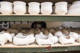 Perajin menyelesaikan pembuatan keramik tanah liat di CH Pottery Studio dan Gallery, Bandung, Jawa Barat, Rabu (14/3). Keramik yang dijual ke beberapa negara seperti Inggris, Amerika, Kanada, Australia, Jepang, Spanyol, Italia dan Belanda ini dibanderol dari harga Rp500 ribu hingga Rp1 juta sesuai motif dan bentuk. ANTARA JABAR/M Agung Rajasa/agr/18.