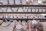 Perajin menyelesaikan pembuatan keramik tanah liat di CH Pottery Studio dan Gallery, Bandung, Jawa Barat, Rabu (14/3). Keramik yang dijual ke beberapa negara seperti Inggris, Amerika, Kanada, Australia, Jepang, Spanyol, Italia dan Belanda ini dibanderol dari harga Rp500 ribu hingga Rp1 juta sesuai motif dan bentuk. ANTARA JABAR/M Agung Rajasa/agr/18.