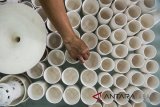 Perajin menata keramik tanah liat di CH Pottery Studio dan Gallery, Bandung, Jawa Barat, Rabu (14/3). Keramik yang dijual ke beberapa negara seperti Inggris, Amerika, Kanada, Australia, Jepang, Spanyol, Italia dan Belanda ini dibanderol dari harga Rp500 ribu hingga Rp1 juta sesuai motif dan bentuk. ANTARA JABAR/M Agung Rajasa/agr/18.