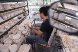 Perajin menyelesaikan pembuatan keramik tanah liat di CH Pottery Studio dan Gallery, Bandung, Jawa Barat, Rabu (14/3). Keramik yang dijual ke beberapa negara seperti Inggris, Amerika, Kanada, Australia, Jepang, Spanyol, Italia dan Belanda ini dibanderol dari harga Rp500 ribu hingga Rp1 juta sesuai motif dan bentuk. ANTARA JABAR/M Agung Rajasa/agr/18.