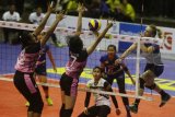 Pebola bola voli putri Jakarta Pertamina Energi, anna Spaniux (kanan) melakukan smes yang berusaha diblok atlet bola voli putri Jakarta PGN Popsivo, Amalia Fajrina (tengah) dan Rianita Panirwan (kiri) dalam pertandingan Final Four Proliga 2018 Putaran Pertama di GOR Ken Arok, Malang, Jawa Timur, Jumat (30/3).Jakarta Pertamina Energi mengalahkan Jakarta PGN Popsivo dengan skor 3-0 (25-23, 25-20, 25-20). Antara Jatim/Ari Bowo Sucipto/zk/18.