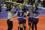 Tim bola voli putri Jakarta Pertamina Energi melakukan selebrasi usai mengalahkan tim Jakarta PGN Popsivo dalam pertandingan Final Four Proliga 2018 Putaran Pertama di GOR Ken Arok, Malang, Jawa Timur, Jumat (30/3). Jakarta Pertamina Energi mengalahkan Jakarta PGN Popsivo dengan skor 3-0 (25-23, 25-20, 25-20). Antara Jatim/Ari Bowo Sucipto/zk/18.