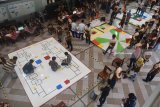 Peserta mengikuti perlombaan Java Robot Contest IX di Politeknik Elektronika Negeri Surabaya, Jawa Timur, Sabtu (24/3). Sedikitnya 160 tim pelajar yang berasal dari sejumlah daerah di Indonesia mulai dari tingkat SD, SMP, SMA hingga Perguruan TInggi tersebut mengikuti kompetisi yang berlangsung hingga Minggu (25/3). Antara Jatim/Zabur Karuru/18.
