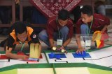 Peserta mengikuti perlombaan Java Robot Contest IX di Politeknik Elektronika Negeri Surabaya, Jawa Timur, Sabtu (24/3). Sedikitnya 160 tim pelajar yang berasal dari sejumlah daerah di Indonesia mulai dari tingkat SD, SMP, SMA hingga Perguruan TInggi tersebut mengikuti kompetisi yang berlangsung hingga Minggu (25/3). Antara Jatim/Zabur Karuru/18.