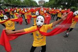 Ribuan pelajar memperagakan tari topeng 'Penthul Marucul' di area monumen Simpang Lima Gumul, Kediri, Jawa Timur, Jumat (23/3). Latihan menari yang diikuti oleh 1.214 pelajar itu sebagai persiapan peringatan Hut ke-1.214 Kabupaten Kediri pada 25 Maret mendatang. Antara Jatim/Prasetia Fauzani/zk/18