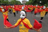 Ribuan pelajar memperagakan tari topeng 'Penthul Marucul' di area monumen Simpang Lima Gumul, Kediri, Jawa Timur, Jumat (23/3). Latihan menari yang diikuti oleh 1.214 pelajar itu sebagai persiapan peringatan Hut ke-1.214 Kabupaten Kediri pada 25 Maret mendatang. Antara Jatim/Prasetia Fauzani/zk/18