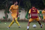 Pesepak bola Bhayangkara FC melakukan latihan di Lapangan Mapolda Jawa Timur, Surabaya, Selasa (6/3). Bhayangkara FC melakukan persiapan untuk mengikuti rangkaian laga persahabatan Jaka Jaya (Jawa Kalimantan Jayapura) 2018 yang diikuti oleh Persela Lamongan, Barito Putra, dan Persipura Jayapura berlangsung pada 8-14 Maret 2018 berlangsung di Stadion Gelora Delta Sidoarjo dan Stadion Surajaya Lamongan. Antara Jatim/M Risyal Hidayat/zk/18