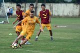 Pesepak bola Bhayangkara FC melakukan latihan di Lapangan Mapolda Jawa Timur, Surabaya, Selasa (6/3). Bhayangkara FC melakukan persiapan untuk mengikuti rangkaian laga persahabatan Jaka Jaya (Jawa Kalimantan Jayapura) 2018 yang diikuti oleh Persela Lamongan, Barito Putra, dan Persipura Jayapura berlangsung pada 8-14 Maret 2018 berlangsung di Stadion Gelora Delta Sidoarjo dan Stadion Surajaya Lamongan. Antara Jatim/M Risyal Hidayat/zk/18