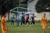 Pesepak bola Bhayangkara FC melakukan latihan di Lapangan Mapolda Jawa Timur, Surabaya, Selasa (6/3). Bhayangkara FC melakukan persiapan untuk mengikuti rangkaian laga persahabatan Jaka Jaya (Jawa Kalimantan Jayapura) 2018 yang diikuti oleh Persela Lamongan, Barito Putra, dan Persipura Jayapura berlangsung pada 8-14 Maret 2018 berlangsung di Stadion Gelora Delta Sidoarjo dan Stadion Surajaya Lamongan. Antara Jatim/M Risyal Hidayat/zk/18