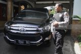 Polisi melakukan pengamanan saat mobil yang ditumpangi para petugas Komisi Pemberantasan Korupsi (KPK) melintas usai melakukan penggeledahan di rumah Walikota Malang, Mochammad Anton di Malang, Jawa Timur, Selasa (20/3). Penggeledahan tersebut dilakukan pasca penetapan 19 tersangka baru dalam kasus suap Perubahan  APBD 2015 yang diantaranya adalah Walikota Malang, Mochammad Anton dan Calon Walikota Malang, Yaqud Ananda Gudban. Antara jatim/Ari Bowo Sucipto/zk/18