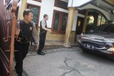 Polisi melakukan pengamanan saat mobil yang ditumpangi para petugas Komisi Pemberantasan Korupsi (KPK) melintas usai melakukan penggeledahan di rumah Walikota Malang, Mochammad Anton di Malang, Jawa Timur, Selasa (20/3). Penggeledahan tersebut dilakukan pasca penetapan 19 tersangka baru dalam kasus suap Perubahan  APBD 2015 yang diantaranya adalah Walikota Malang, Mochammad Anton dan Calon Walikota Malang, Yaqud Ananda Gudban. Antara jatim/Ari Bowo Sucipto/zk/18