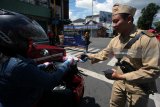 Petugas KPP Pratama Blitar berkostum pahlawan membagikan selebaran berisikan pemberitahuan dan ajakan untuk melaporkan Surat Pemberitahuan (SPT) tahunan melalui aplikasi e-filling kepada pengguna jalan saat Kampanye batas pelaporan pajak tahunan di salah satu ruas jalan di Kota Blitar, Jawa Timur, Jumat (16/3). Selain bertujuan untuk mengajak masyarakat dan wajib pajak memanfaatkan aplikasi e-filling dalam pelaporan pajak, kampanye tersebut juga untuk mengingatkan jatuh tempo pelaporan SPT tahunan pada 31 Maret mendatang.Antara Jatim/Irfan Anshori/zk/18