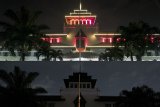 Foto kolase suasana Gedung Sate sebelum dan saat pelaksanaan Peringatan dan kampanye Earth Hour 2018 Bandung, Jawa Barat, Sabtu (24/3) malam. Kampanye Earth Hour tersebut merupakan aksi nyata untuk mengubah gaya hidup dengan mengurangi jejak ekologis dan emisi gas rumah kaca demi hemat energi dan kelestarian bumi dengan mematikan lampu dan alat elektronik selama sejam yakni 20.30-21.30 waktu setempat. ANTARA JABAR/Novrian Arbi/agr/18