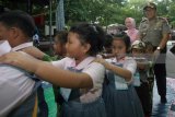 Kapolres Blitar Kota AKBP Adewira Negara Siregar (Kanan) didampingi istri, bermain bersama para siswa dan siswi Taman Kanak-Kanak saat Kampanye Polisi Sahabat Anak di Kota Blitar, Jawa Timur, Kamis (29/3). Tak hanya memberikan edukasi dan sosialisasi mengenai aturan berlalulintas yang baik dan benar, kampanye tersebut juga memberikan pengetahuan sejak dini mengenai narkoba serta tindak kejahatan terhadap anak. Antara Jatim/Irfan Anshori/zk/18