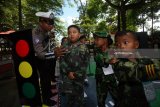 Sejumlah siswa dan siswi Taman Kanak-Kanak bermain permainan edukasi saat Kampanye Polisi Sahabat Anak di Kota Blitar, Jawa Timur, Kamis (29/3). Tak hanya memberikan edukasi dan sosialisasi mengenai aturan berlalulintas yang baik dan benar, kampanye tersebut juga memberikan pengetahuan sejak dini mengenai narkoba serta tindak kejahatan terhadap anak. Antara Jatim/Irfan Anshori/zk/18