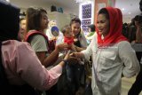 Calon Wakil Gubernur Jawa Timur Puti Guntur Soekarno (kanan) menyapa warga saat blusukan di Pasar Atom Mall, Surabaya, Jawa Timur, Sabtu (10/3). Puti Guntur Soekarno mengunjungi warga dan pedagang di Pasar Atom Mall untuk memperkenalkan dan mendekatkan dirinya sebagai calon wakil gubernur Jatim. Antara jatim/Didik Suhartono/zk/18