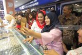 Calon Wakil Gubernur Jawa Timur Puti Guntur Soekarno (ketiga kanan) berswafoto bersama warga saat blusukan di Pasar Atom Mall, Surabaya, Jawa Timur, Sabtu (10/3). Puti Guntur Soekarno mengunjungi warga dan pedagang di Pasar Atom Mall untuk memperkenalkan dan mendekatkan dirinya sebagai calon wakil gubernur Jatim. Antara Jatim/Didik Suhartono/zk/18