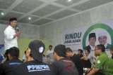 Calon Gubernur Jawa Barat nomor urut satu Ridwan Kamil berdialog dengan buruh saat kampanye di Sekretariat Forum Komunikasi Buruh Citeureup (FKBC), jalan Branta Mulia, Karang Asem Timur, Citeureup, Kabupaten Bogor, Jawa Barat, Jum'at (16/3). Kampanye yang diikuti puluhan buruh dari berbagai elemen di Kabupaten Bogor tersebut untuk menyerap aspirasi buruh khususnya masalah kesejahteraan, kebijakan dan pengawasan ketenagekerjaan. ANTARA JABAR/Arif Firmansyah/agr/18