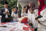 Calon Gubernur Provinsi Jawa Barat nomor urut tiga Sudrajat (kiri) melihat aksesoris kampanye hasil produksi pendukung saat kampanye terbatas di Teater Tertutup Dago Tea House, Bandung, Jawa Barat, Sabtu (3/3). Dalam kampanye terbatas sekaligus tabligh akbar tersebut Sudrajat menyampaikan akan lebih memperhatikan peran perempuan dalam membangun Provinsi Jawa Barat dan melahirkan calon pemimpin bangsa jika terpilih menjadi Gubernur Jawa Barat mendatang. ANTARA JABAR/Novrian Arbi/agr/18