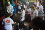 Calon Gubernur Jawa Timur, Khofifah Indar Parawansa (kiri) saat mengunjungi industri rumah batik di kawasan Sukodono, Jawa Timur, Jumat (23/3). Calon Gubernur Jawa Timur bernomor urut satu tersebut selain berusaha meraih simpati massa juga mendengarkan keluhan secara langsung perajin batik. Antara Jatim/Umarul Faruq/zk/18