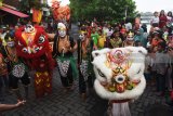 Warga berkostum karakter perwayangan Punakawan bersama barongsai mempertunjukan kebolehannya saat Festival Manunggaling Dwi Budoyo dan peresmian Kampung Parikan di Surabaya, Jawa Timur, Kamis (1/3). Kampung tersebut diharapkan menjadi salah satu kampung budaya dan tempat pendidikan non formal bagi masyarakat. Antara JatimZabur Karuru/18