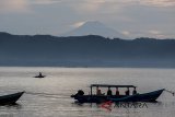 Wisatawan menikmati suasana pesisir pantai timur di Pangandaran, Jawa Barat, Rabu (28/3). Pemerintah Provinsi Jawa Barat mendorong Kabupaten Pangandaran menjadi sektor dominan dalam kontribusi pariwisata dan tengah mempersiapkan kawasan ekonomi khusus (KEK) Pariwisata seluas 196 hektar. ANTARA JABAR/M Agung Rajasa/agr/18