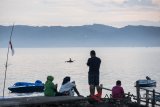 Wisatawan menikmati suasana pesisir pantai timur di Pangandaran, Jawa Barat, Rabu (28/3). Pemerintah Provinsi Jawa Barat mendorong Kabupaten Pangandaran menjadi sektor dominan dalam kontribusi pariwisata dan tengah mempersiapkan kawasan ekonomi khusus (KEK) Pariwisata seluas 196 hektar. ANTARA JABAR/M Agung Rajasa/agr/18