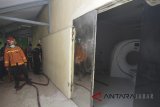 Petugas pemadam kebakaran berusaha memadamkan sumber api di ruang radiologi RSUD Soekardjo Kota Tasikmalaya, Jawa Barat, Jumat (2/3). Kebakaran tesebut diduga berasal dari power supply yang ada di ruang CT Scan, namun tidak ada korban jiwa dalam peristiwa tersebut, hanya pelayanan rumah sakit terganggu akibat aliran listrik dimatikan sementara. ANTARA JABAR/Adeng Bustomi/agr/18