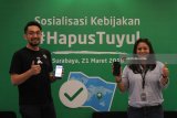 VP Corporate Communication GO-JEK Michael Say (kiri) dan Strategic Regional Head GO-JEK Surabaya Fathia Syarif (kanan) menunjukkan aplikasi GO-JEK saat acara Sosialisasi Kebijakan #HapusTuyul di Surabaya, Jawa Timur, Rabu (21/3). GO-JEK memperkenalkan kebijakan #HapusTuyul atau hapus GPS palsu guna menciptakan kesetaraan dan keadilan bagi seluruh mitra 'driver' GO-JEK di seluruh Indonesia. Antara Jatim/Moch Asim/zk/18