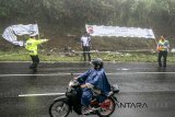 Polisi melakukan olah TKP usai kecelakaan tunggal kendaraan Mini bus (Isuzu Elf) di Jalur Tanjakan Emen, Subang, Jawa Barat, Senin (12/3). Kecelakaan mini bus yang terjadi di jalur Tanjakan Emen yang memiliki panjang sekitar 3 KM tersebut mengakibatkan korban 4 orang luka berat dan 12 orang luka ringan yang merupakan rombongan wisata dari Tangkuban Perahu menuju Indramayu. ANTARA JABAR/Novrian Arbi/agr/18
