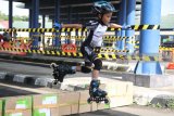 Atlet sepatu roda cilik Rafa Adilla beradu cepat melintasi halang rintang dalam kejuaraan daerah 'Kediri Skate Cross Competition' di area monumen Simpang Lima Gumul, Kediri, Jawa Timur, Minggu (18/3). Kejurda yang diikuti oleh perwakilan sejumlah klub se-Jawa Timur tersebut sebagai pembinaan sekaligus menjaring atlet muda berbakat dari daerah menuju kompetisi tingkat nasional. Antara jatim/Prasetia Fauzani/zk/18