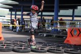 Atlet sepatu roda cilik Fadhil Ahsan beradu cepat melintasi halang rintang dalam kejuaraan daerah 'Kediri Skate Cross Competition' di area monumen Simpang Lima Gumul, Kediri, Jawa Timur, Minggu (18/3). Kejurda yang diikuti oleh perwakilan sejumlah klub se-Jawa Timur tersebut sebagai pembinaan sekaligus menjaring atlet muda berbakat dari daerah menuju kompetisi tingkat nasional. Antara jatim/Prasetia Fauzani/zk/18