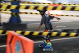 Atlet sepatu roda cilik Arai Senna beradu cepat dalam kejuaraan daerah 'Kediri Skate Cross Competition' di area monumen Simpang Lima Gumul, Kediri, Jawa Timur, Minggu (18/3). Kejurda yang diikuti oleh perwakilan sejumlah klub se-Jawa Timur tersebut sebagai pembinaan sekaligus menjaring atlet muda berbakat dari daerah menuju kompetisi tingkat nasional. Antara jatim/Prasetia Fauzani/zk/18