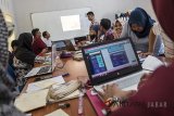 Mahasiswa mengikuti proses belajar Program Studi di Luar Kampus Utama (PSDKU) di gedung sementara kampus Universitas Padjadjaran (Unpad), Pangandaran, Jawa Barat, Kamis (29/3). Pemerintah Provinsi Jawa Barat memberikan hibah pembangunan gedung Unpad Pangandaran senilai Rp43 miliar untuk meningkatkan taraf pendidikan masyarakat Pangandaran dan sekitarnya. ANTARA JABAR/M Agung Rajasa/agr/18