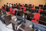 Mahasiswa menggunakan laboratorium komputer saat proses belajar Program Studi di Luar Kampus Utama (PSDKU) di gedung sementara kampus Universitas Padjadjaran (Unpad), Pangandaran, Jawa Barat, Kamis (29/3). Pemerintah Provinsi Jawa Barat memberikan hibah pembangunan gedung Unpad Pangandaran senilai 43 miliar untuk meningkatkan taraf pendidikan masyarakat Pangandaran dan sekitarnya. ANTARA JABAR/M Agung Rajasa/agr/18