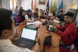 Mahasiswa mengikuti proses belajar Program Studi di Luar Kampus Utama (PSDKU) di gedung sementara kampus Universitas Padjadjaran (Unpad), Pangandaran, Jawa Barat, Kamis (29/3). Pemerintah Provinsi Jawa Barat memberikan hibah pembangunan gedung Unpad Pangandaran senilai Rp43 miliar untuk meningkatkan taraf pendidikan masyarakat Pangandaran dan sekitarnya. ANTARA JABAR/M Agung Rajasa/agr/18