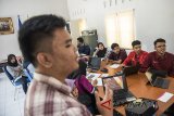Mahasiswa mengikuti proses belajar Program Studi di Luar Kampus Utama (PSDKU) di gedung sementara kampus Universitas Padjadjaran (Unpad), Pangandaran, Jawa Barat, Kamis (29/3). Pemerintah Provinsi Jawa Barat memberikan hibah pembangunan gedung Unpad Pangandaran senilai Rp43 miliar untuk meningkatkan taraf pendidikan masyarakat Pangandaran dan sekitarnya. ANTARA JABAR/M Agung Rajasa/agr/18