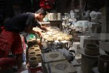 Pengrajin membuat keramik dengan bahan baku tanah liat kualitas ketiga di sebuah industri keramik rumah tangga di Malang, Jawa Timur,  Kamis (15/3). Pengrajin keramik setempat mengeluhkan adanya monopoli bahan baku berupa tanah liat sehingga mereka kesulitan mendapatkan bahan baku tanah liat kualitas pertama. Hal tersebut mengakibatkan para pengrajin keramik susah meningkatkan kualitas produknya dan kalah bersaing dengan produk keramik dari China. Antara Jatim/Ari Bowo Sucipto/zk/18.